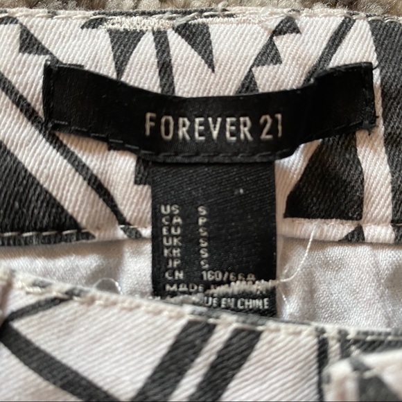 Aztec style denim shorts - forever 21 - size S - Picture 6 of 8